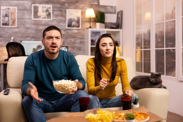 Pareja disfrutando IPTV sin problemas