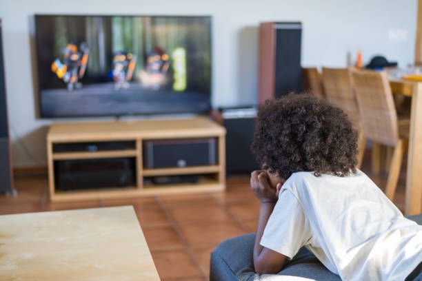 Niño viendo televisión por internet con servicio IPTV premium latino