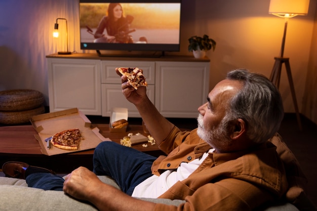 Hombre disfrutando IPTV en solitario